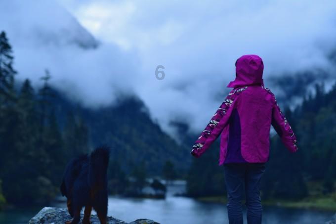 踏雪登山赏美景,不料被困半山腰,民警迅速展开救援