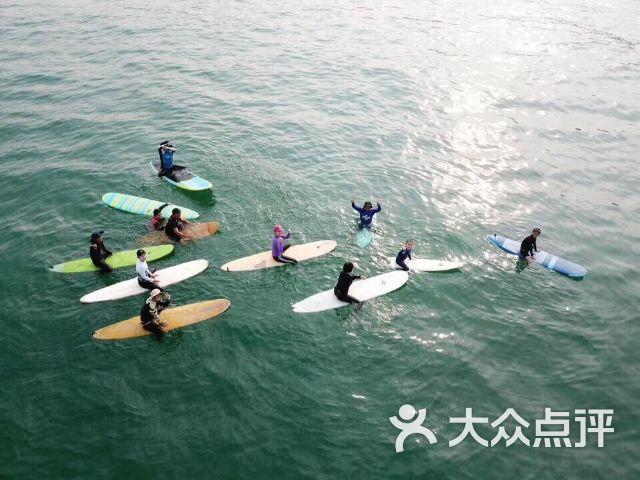 逃离昏暗下的小村