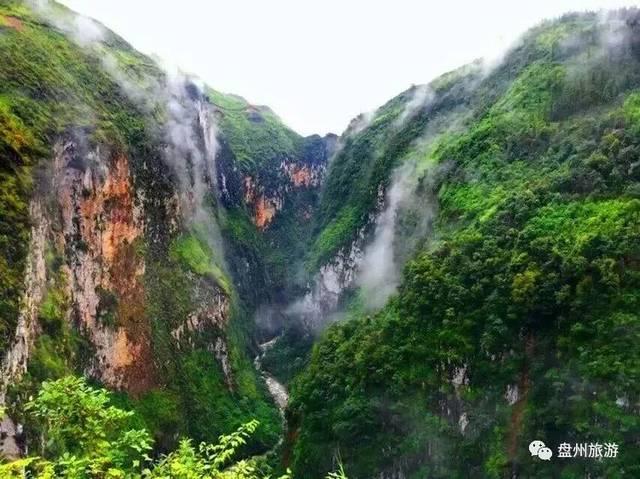 我有一个同事一年之间谈三个男朋友其中还追4个男生，正常吗?